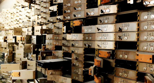 Sicurezza violata e ricordi in fumo: l'assalto al caveau che scuote il cuore di Napoli